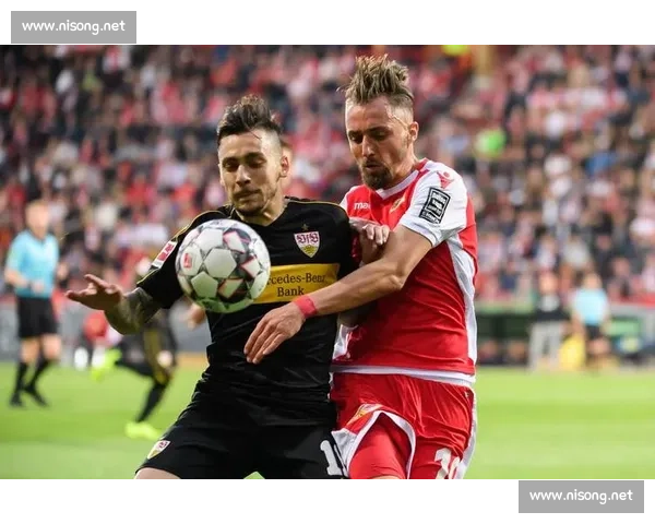 激动人心的绿茵赛场，足球解说带你领略每一次进攻与防守的精彩瞬间